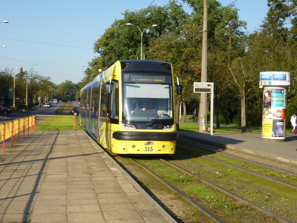 Pesa Swing 122NbT Duo Nr. 315 auf Linie 1 bei der Ankunft in der Haltestelle Plac Rapackiego, Toruń, Polen, 29.09.2017.