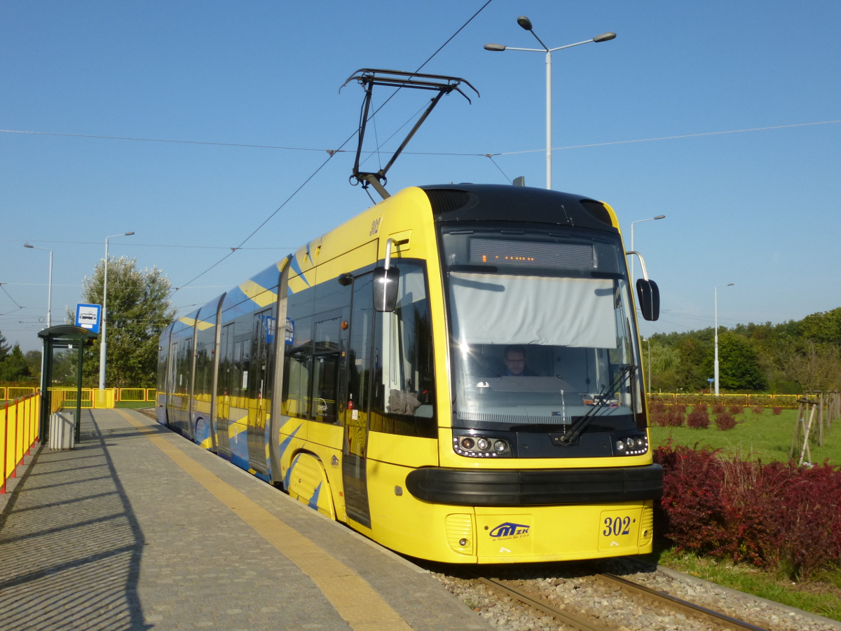 Pesa Swing 122NbT Nr. 302 auf Linie 1 steht in der Wendeschleife Uniwersytet, Toruń, Polen, 29.09.2017.