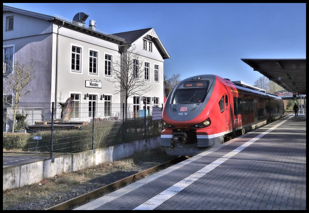 Pesa VT 632118 verlässt hier als RB 54 nach Unna am 2.3.2022 um 15.01 Uhr den Bahnhof Menden im Sauerland. Die Strecke Fröndenberg - Menden - Neuenrade wird derzeit ausnahmslos seitens der DB mit Triebwagen des polnischen Herstellers PESA bedient.