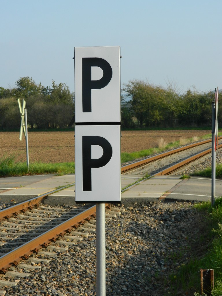 Pf 2 - Pfeiftafel vor Bahnübergängen - hier am Hp Kirchscheidungen am 03.10.2014