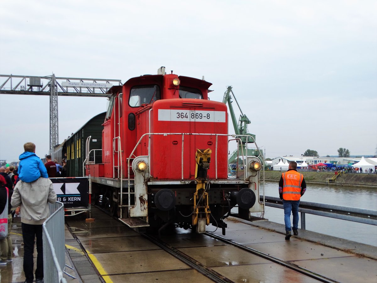 Pfalzbahn 364 869-8 mit Pendelzug im Bayernhafen am 24.09.17 beim Hafenfest in Aschaffenburg