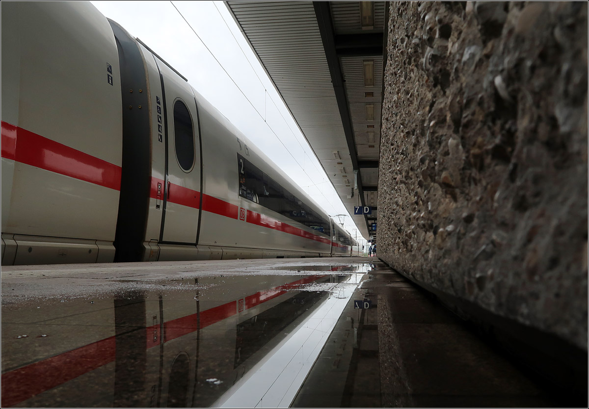 Pfeilschnell - 

... kann so ein ICE 3 schon fahren, wenn er auf dementsprechende Strecken unterwegs ist. Hier hat eine kleine Pfütze nach einem nächtlichen Unwetter das Warten auf meinen ICE nach Berlin im Nürnberger Hauptbahnhof verkürzt, indem sich dadurch ein etwas anderes Motiv eines Bahnsteigbildes möglich wurde.

19.08.2019 (M)