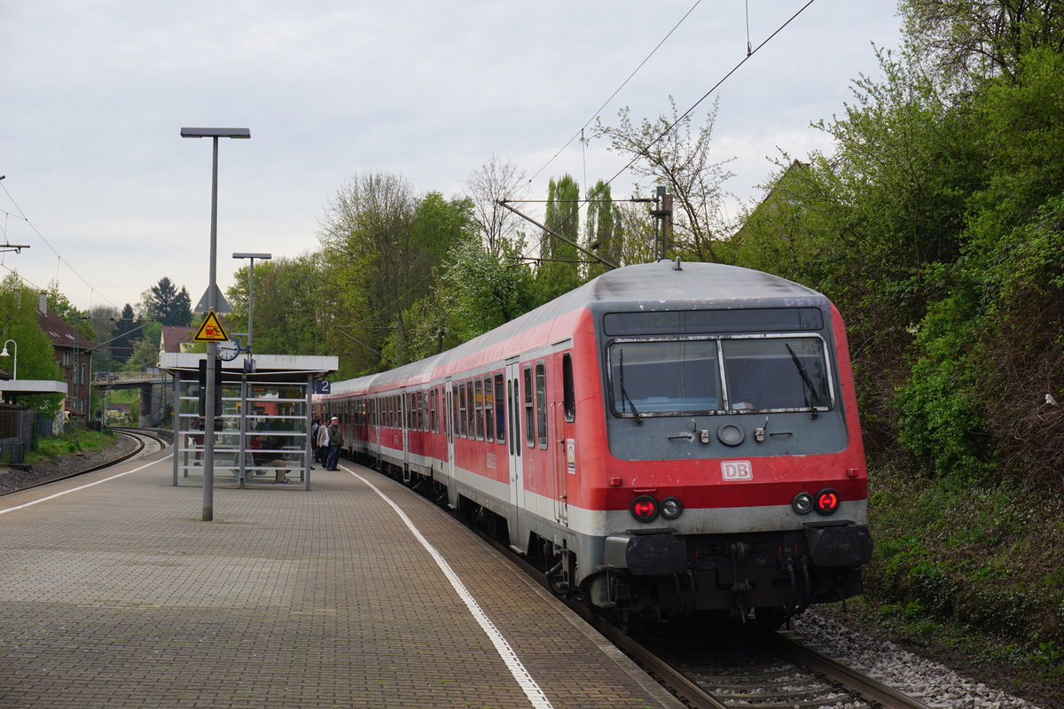PFERD IM STALL - Wer würde vermuten, dass das Zugpferd dieses etwas in die Jahre gekommenen Zuges die das allerneueste Pferd im Stall ist? - 147 016 zieht die n-Wagen und diesen Wittenberger Steuerwagen. 12.04.2017, Besigheim; RB 19477 nach Stuttgart