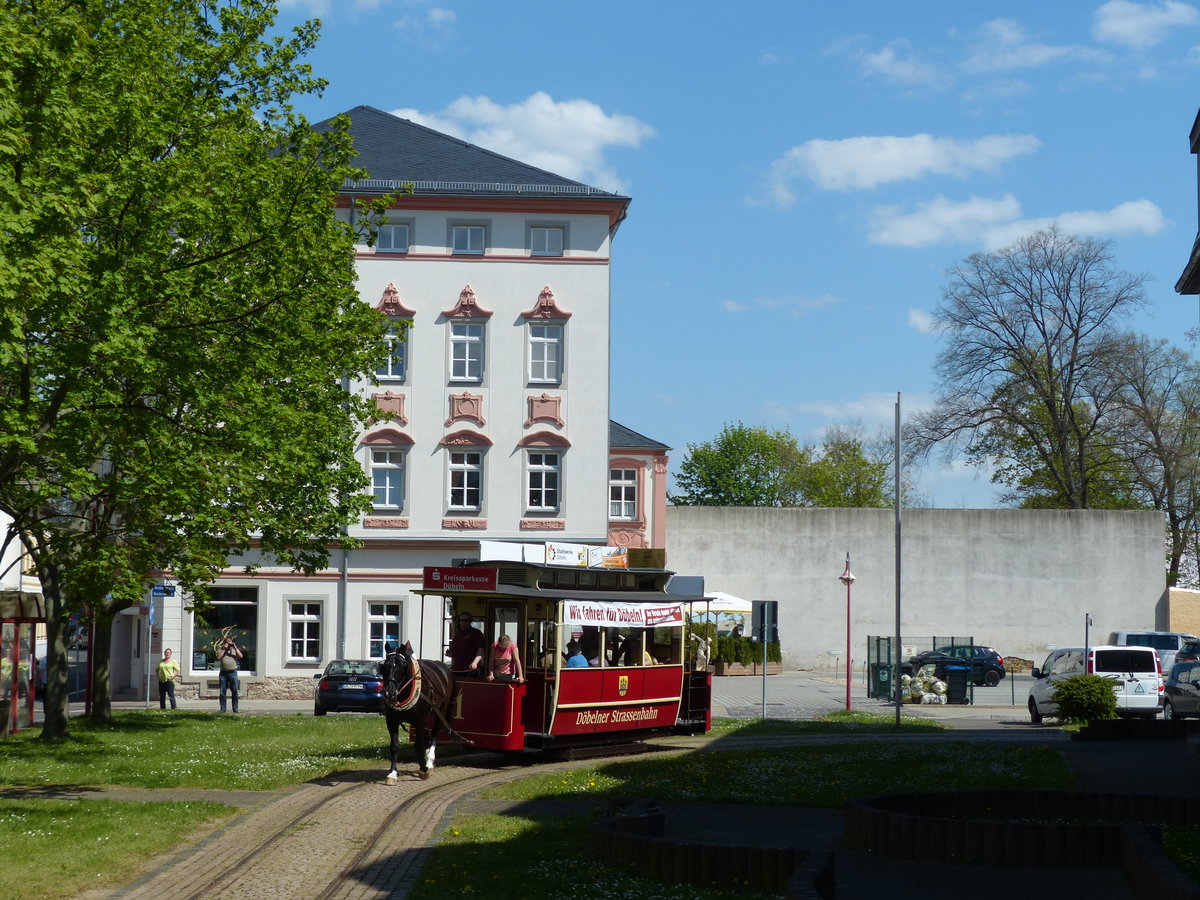 Pferdestraßenbahn in Döbeln: Los geht's am Pferdebahnmuseum, das interessante Informationen über dieses frühe Transportmittel in aller Welt bereithält. Die Bahn verkehrt von Juni bis Oktober immer am 1. Samstag des Monats, dabei wird eine 750 Meter lange Strecke befahren. 7.5.2016, Döbeln