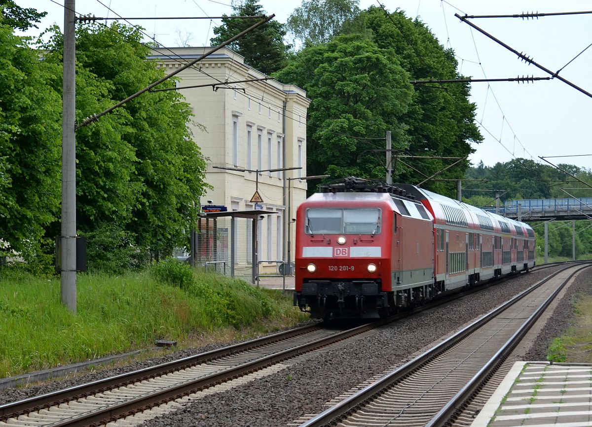 Pfingstmontag in Friedrichsruh: ein Regionalexpress nach Hamburg rauscht am Hausbahnsteig entlang. 9.6.2014