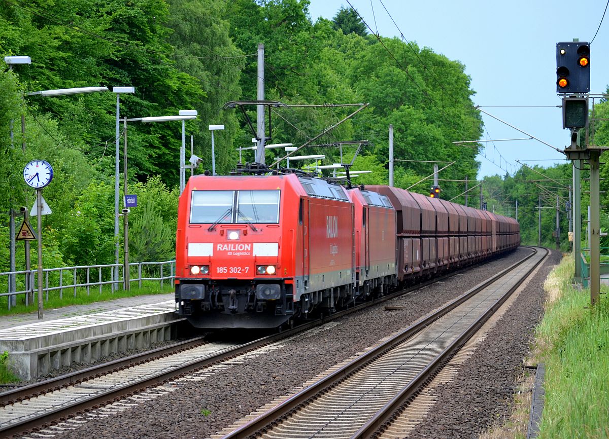 Pfingstmontag in Friedrichsruh: zwei 185er mit einem Kohlenzug Richtung Berlin machen ordentlich Lärm in dieser ansonsten stillen Sachsenwaldidylle. 9.6.2014