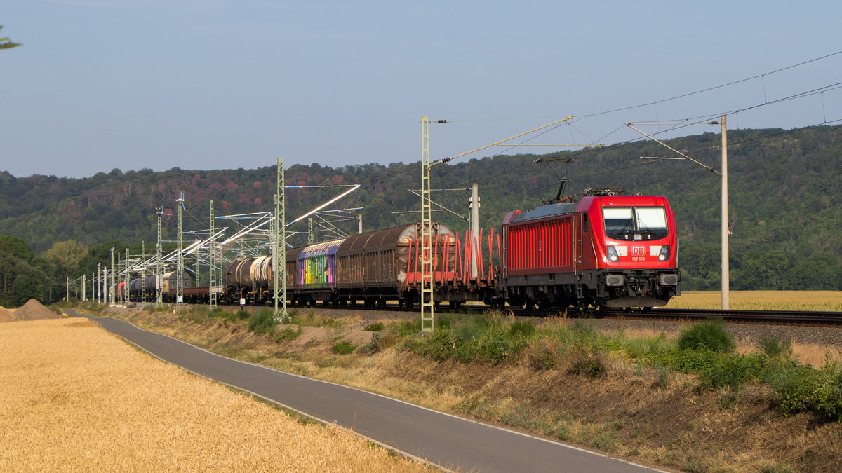 Pforta am 18. Juli 2019: DB 187 166-4 ist mit einem Mischer in Richtung Naumburg unterwegs. 
