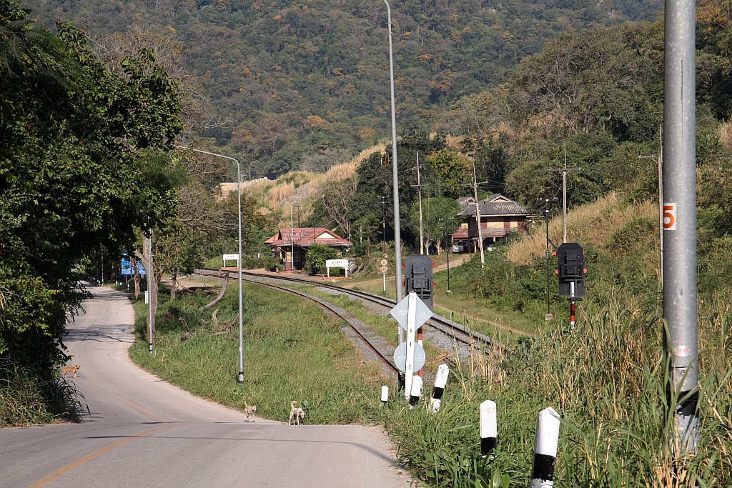 Pha Sadet Station am 03.Dezember 2025. - Seit Inbetriebnahme der 13,2 Kilometer langen Neubaustrecke zwischen Mab Kabao und Muak Lek am 28. Juli 2024 verkehren hier mit Ausnahme eines einzigen Lokalzuges nur mehr Güterzüge.