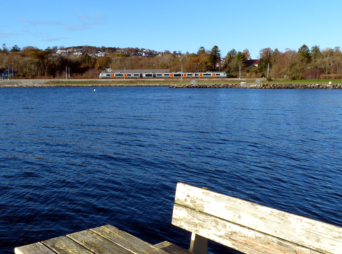 Picknickplatz mit Aussicht - an der Halbinsel nahe Jåttåvågen rauschen die Züge im Viertelstundentakt vorbei, von der Schwimmstelle mit Sitzbank und Tisch hat man eine tolle Sicht auf die Züge. 29.10.2018