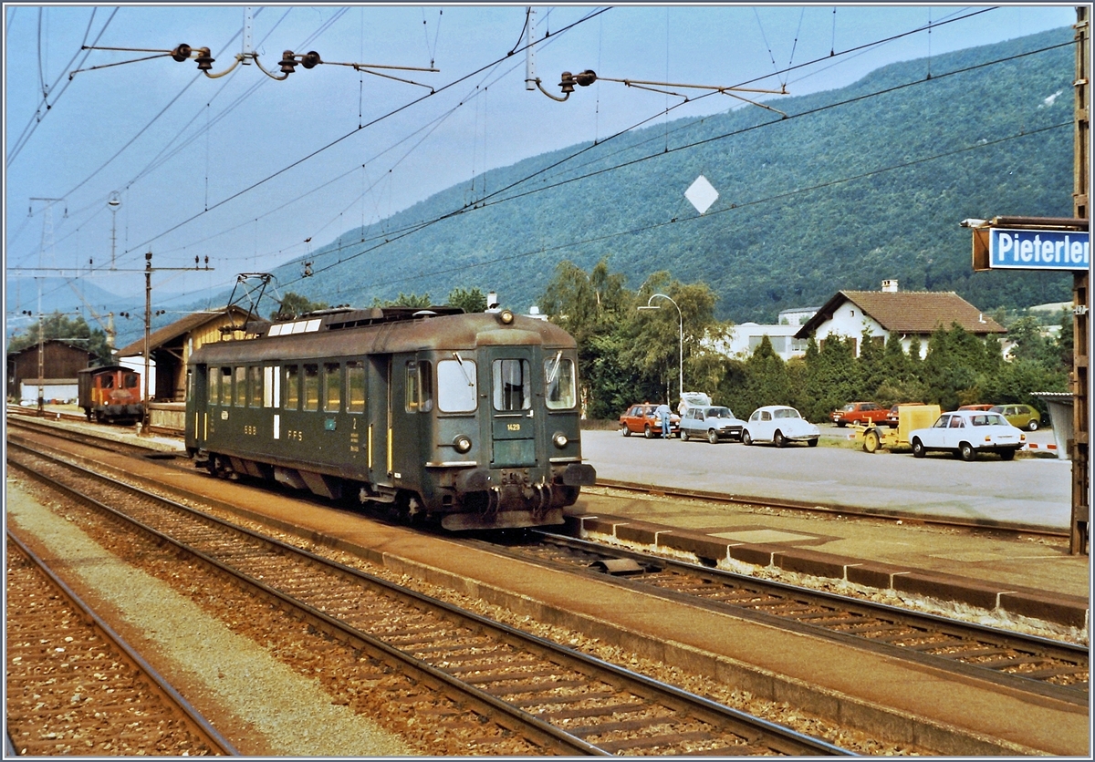 Pieterlen, eine Landstation am Jura Südfuss im Sommer 1984: Mit de Einführung des Taktfahrplans verschwanden die Regionalzüge von Biel nach Delémont via Grenchen Nord und die verbleiben Regionalzüge nach Grenchen Nord weisen recht schwache Frequenzen auf, so dass in Sommer in den Uhrenmacherferien ein einzelner RBe 4/4 reicht: Der SBB RBe 4/4 1429 verkehrt als Regionalzug 4861 von Biel nach Grenchen Nord und erreicht Pieterlen. 

12. Juli 1984