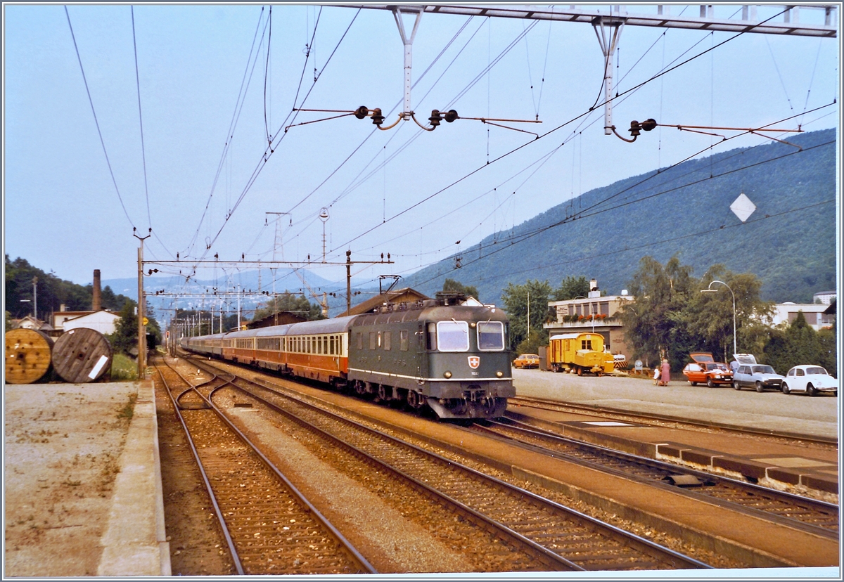 Pieterlen, eine Landstation am Jura Südfuss im Sommer 1984: Vorbei die Zeiten der internationalen Züge Bern - Biel - Delle -Paris, seit wenigen Jahren verkehren auch die Kurswagen Milano - Porrentruy und Irun- Zürich nicht mehr, doch ein internationaler Zug ist geblieben: Der IC 375 Mont Blanc, der früher als Hispania-Express verkehrte, aber auch heute noch neben der DB Stamm IC Komposition SNCF und SBB Liege- und Sitzplatz Kurswagen von und nach Port-Bou führt. 

Das Bild zeigt den IC 375  Mont Blanc  gezogen von der SBB Re 6/6 11641  Moutier auf dem Weg von Genève nach Hamburg Hamburg bei der Durchfahrt in Pieterlen.

12. Juli 1984