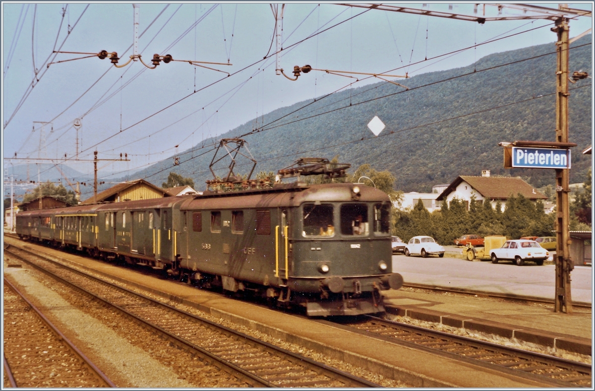 Pieterlen, eine Landstation am Jura Südfuss im Sommer 1984: Ebenfalls im Stundentakt verkehren Schnellzüge von Biel/Bienne nach Basel, wobei einige dieser Züge in Delémont enden (bzw. beginnen). Diese verkürzten Züge verkehren in der Regel mit einer Re 4/4 I, wie dieses Bild der Re 4/4 I 10042 mit dem Schnellzug 615 bei der Durchfahrt in Pieterlen zeigt.

12 Juli 1984