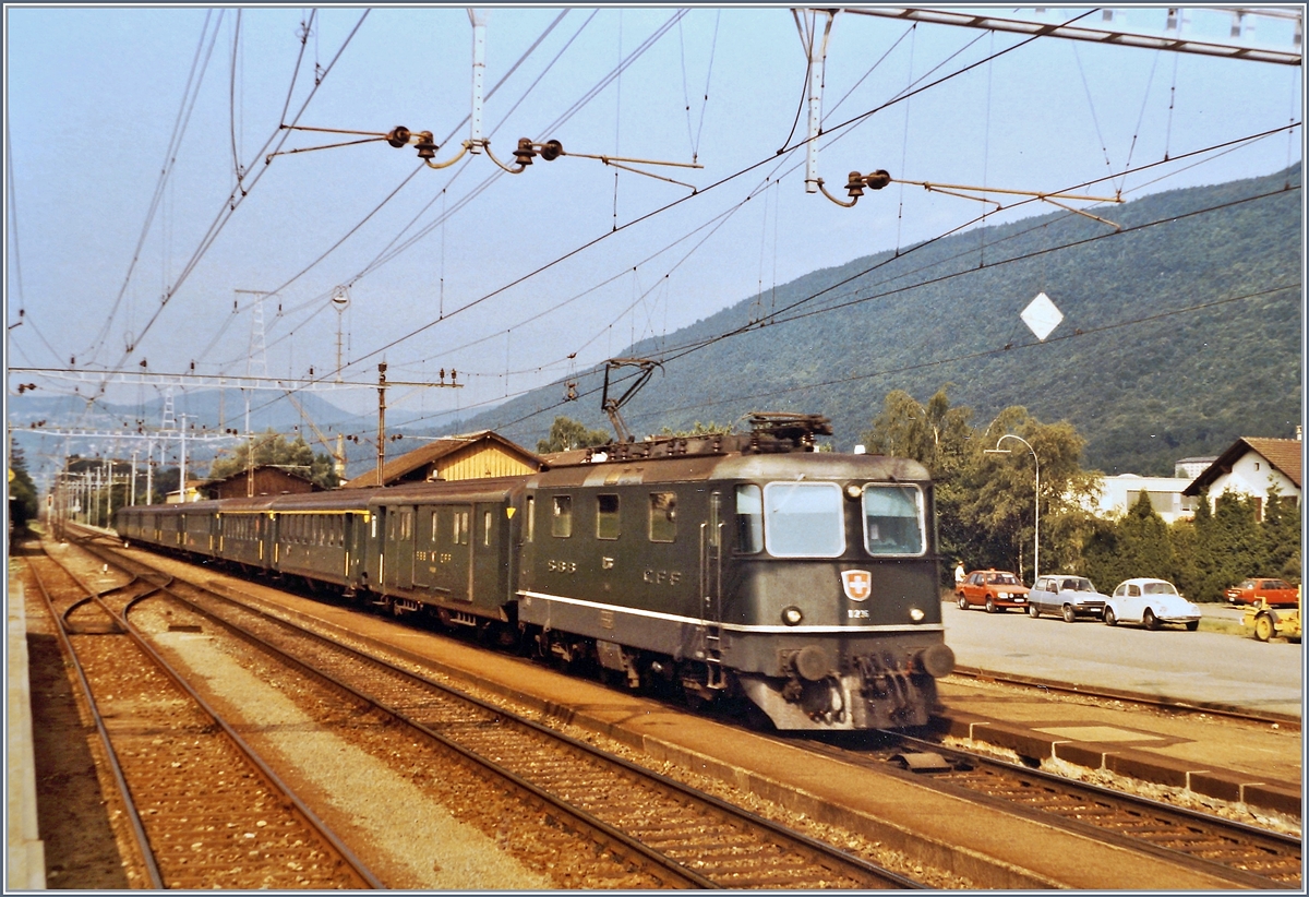 Pieterlen, eine Landstation am Jura Südfuss im Sommer 1984: Der SBB Taktfahrplan wurde vor zwei Jahren eingeführt, und er bietet einen schweizweiten Stundentakt, wobei noch die eine oder andere Ausnahme besteht. Dem Jurasüdfuss entlang verkehren Schnellzüge, die in der Regel den weiten Laufweg von Romanshorn bis Brig (via Zürich und Lausanne) aufweisen und keinen Speisewagen führen.

Das Bild zeigt die SBB Re 4/4 II 11236 mit dem Schnellzug 515 nach Romanshorn.

12. Juli 1984