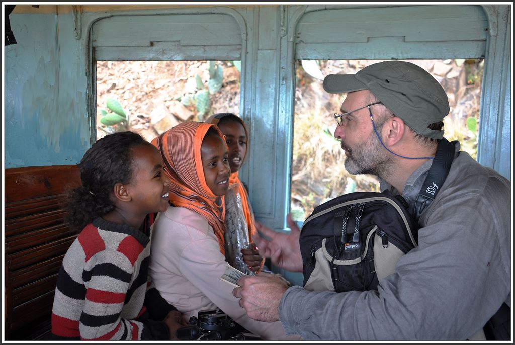 Pietro, unser Italiener, scheint die Sprache der jungen Zugspassagiere gefunden zu haben. (10.12.2014)