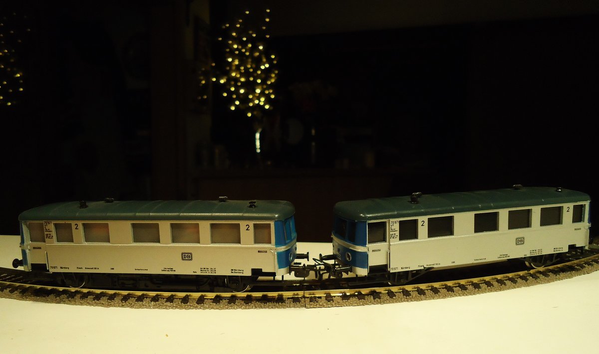 PIKO-HO-VT 70 971 mit BEIWAGEN

Ich habe dem als  Hydronalium  bekannten Triebwagen-Silberling noch einen
ausrangierten Motorwagen als Beiwagen spendiert...

dürfte im ORIGINAL wohl nie so unterwegs gewesen sein...am 20.1.2017