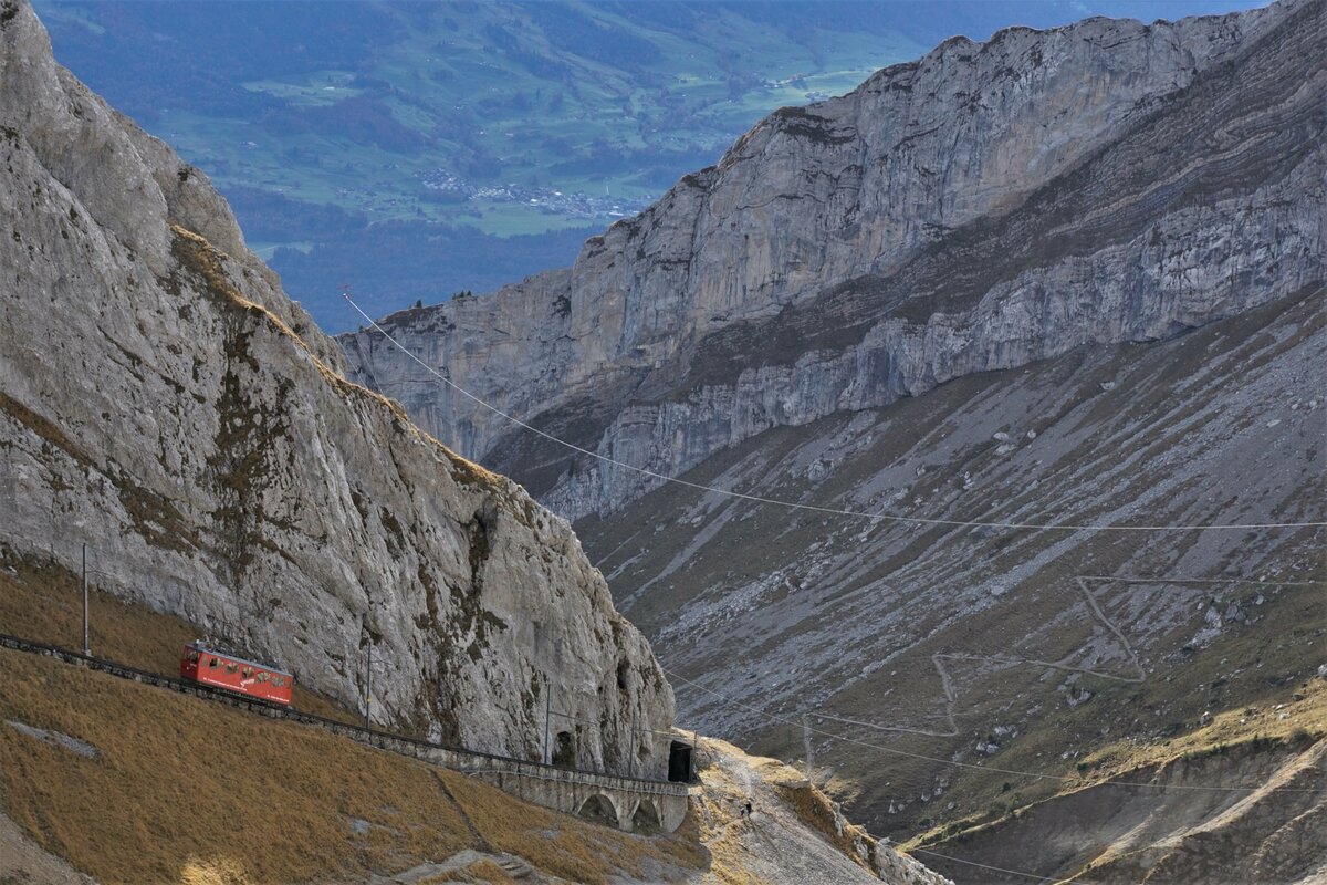 PILATUS-BAHNEN.
Am 14. November 2021 wurde die letzte Saison mit den zehn aus der Elektrifizierung stammenden Bhe 1/2 beendet. Auf der Strecke der steilsten Zahnradbahn ihrer Art der Welt werden im Jahre 2022 Bhe 2/2 (2021) und Bhe 1/2 (1937) zum Einsatz  gelangen.
Impressionen vom 31. Oktober 2021.
Foto: Walter Ruetsch