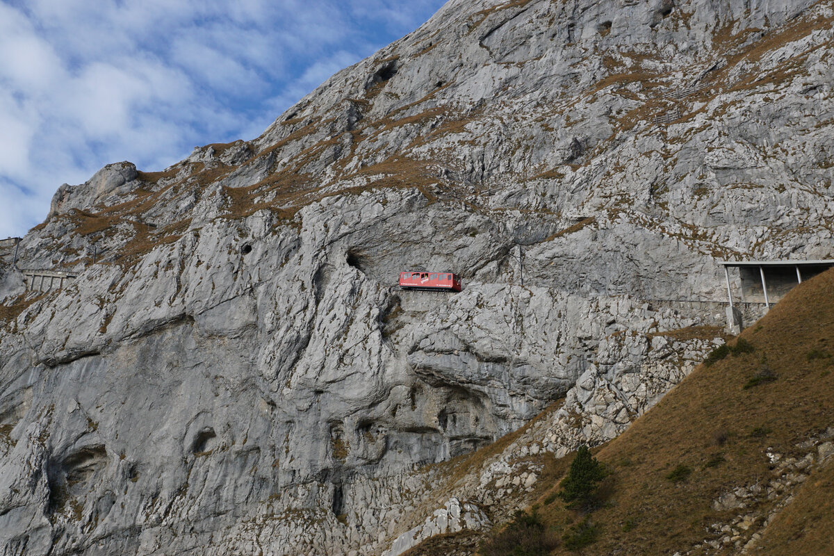 PILATUS-BAHNEN.
Am 14. November 2021 wurde die letzte Saison mit den zehn aus der Elektrifizierung stammenden Bhe 1/2 beendet. Auf der Strecke der steilsten Zahnradbahn ihrer Art der Welt werden im Jahre 2022 Bhe 2/2 (2021) und Bhe 1/2 (1937) zum Einsatz  gelangen.
Impressionen vom 31. Oktober 2021.
Foto: Walter Ruetsch