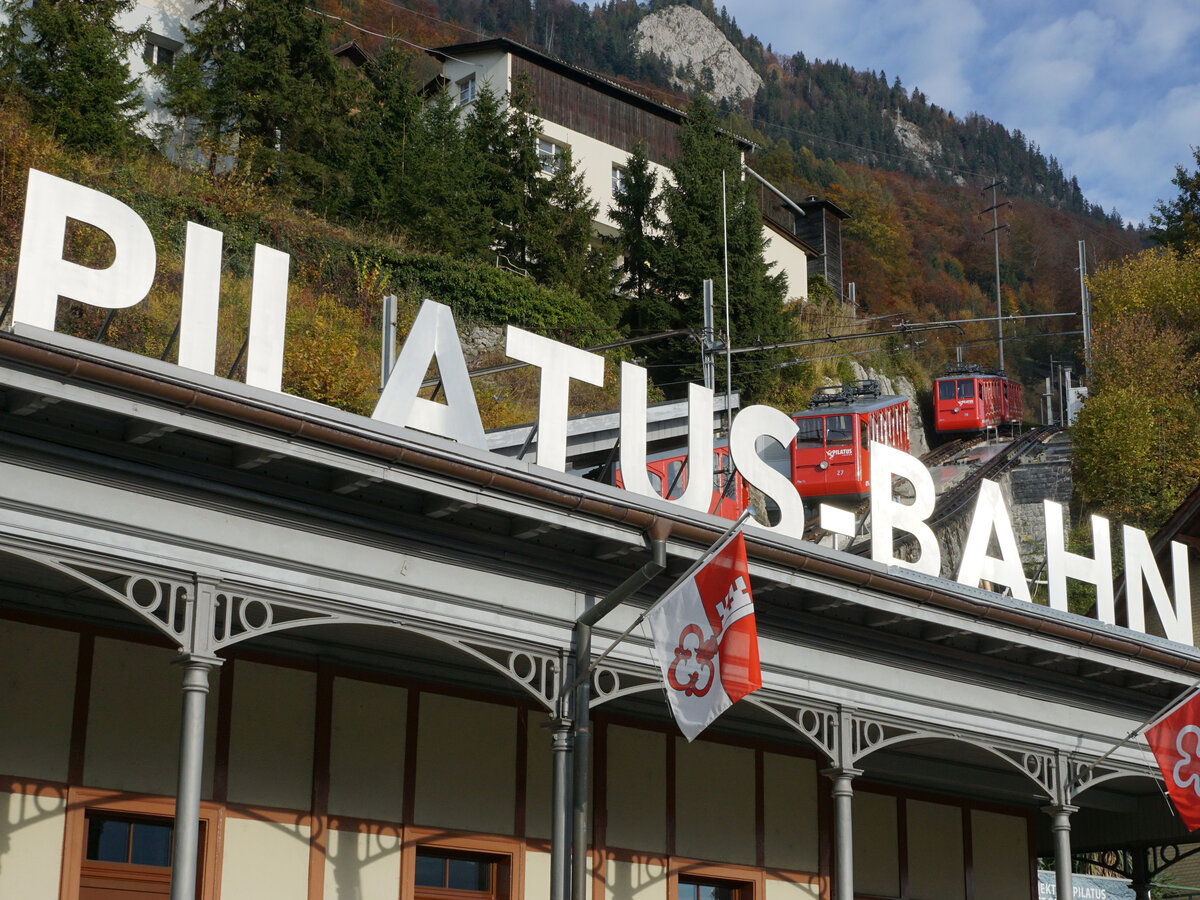 PILATUS-BAHNEN.
Am 14. November 2021 wurde die letzte Saison mit den zehn aus der Elektrifizierung stammenden Bhe 1/2 beendet. Auf der Strecke der steilsten Zahnradbahn ihrer Art der Welt werden im Jahre 2022 Bhe 2/2 (2021) und Bhe 1/2 (1937) zum Einsatz  gelangen.
Impressionen vom 31. Oktober 2021.
Foto: Walter Ruetsch
