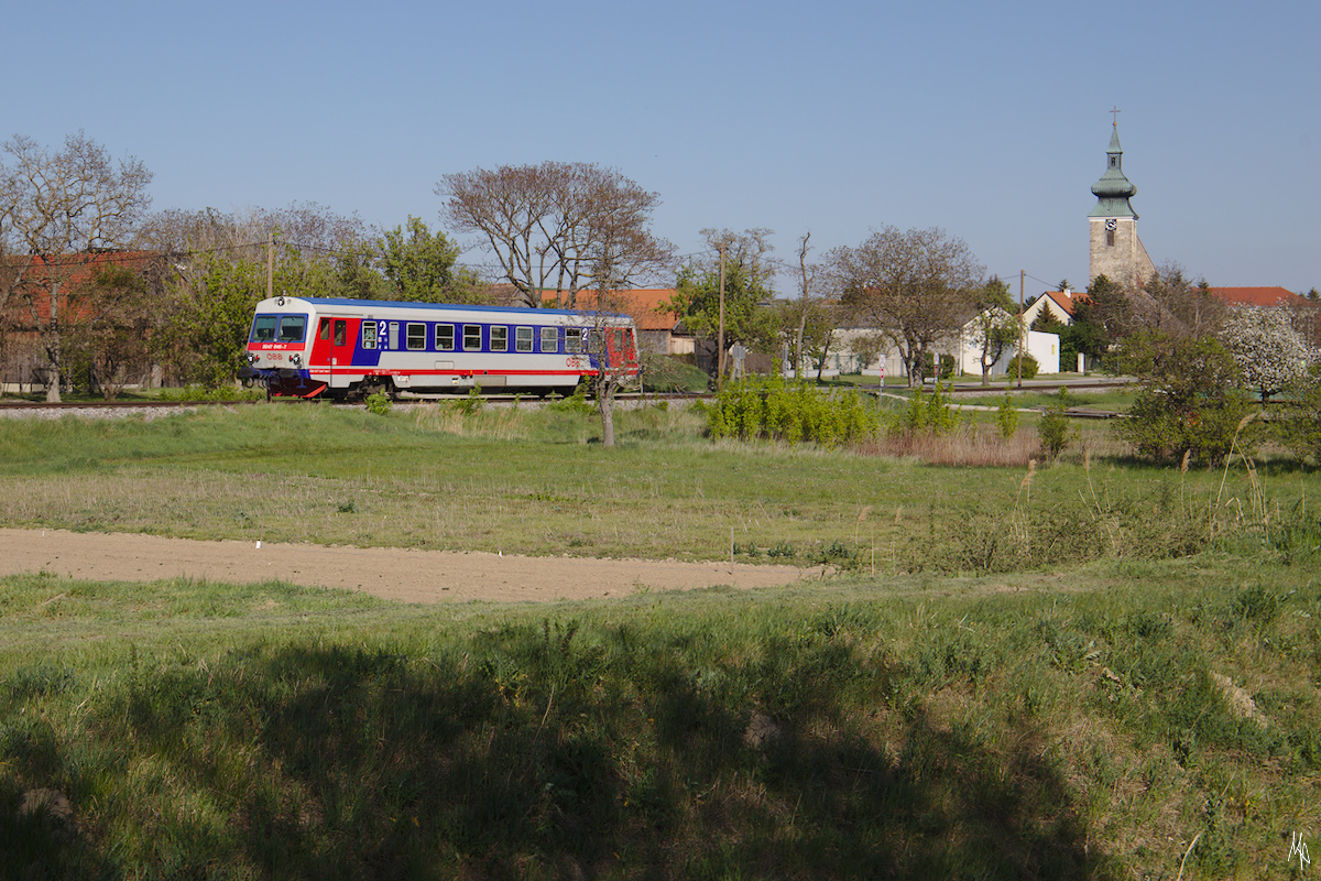 Pillichsdorf im Frühling, hier mit Triebwagen 5047.046. (21.04.2019)