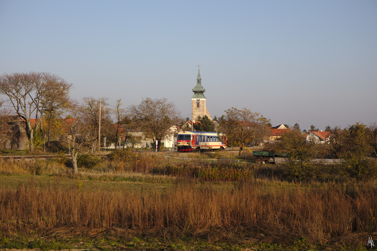 Pillichsdorf im Herbst, hier mit Triebwagen 5047.010. (26.10.2019)