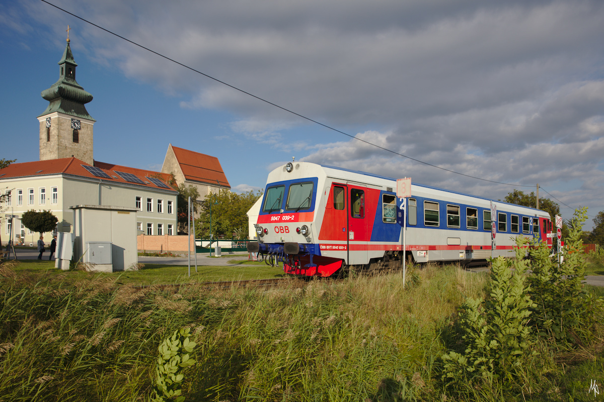 Pillichsdorf mit Weitwinkel. Der 5047 039 ist am 12. September 2019 gerade vom Bahnhof Pillichsdorf abgefahren und fährt Richtung Groß Schweinbarth. 
