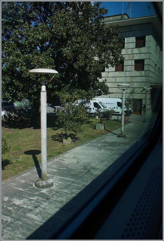  Pilzlampen  auf italienisch. Die Aufnahme entstand aus Zug durchs Fenster bei Halt in Montecatini Terme am 20. April 2015