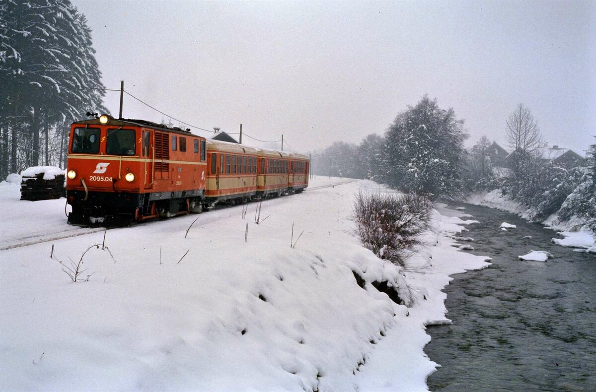 Pinzgauer Lokalbahn: ÖBB-Diesellok 2095.04 vor einem kleinen Zug im winterlichen Österreich.
Datum: 11.02.1986