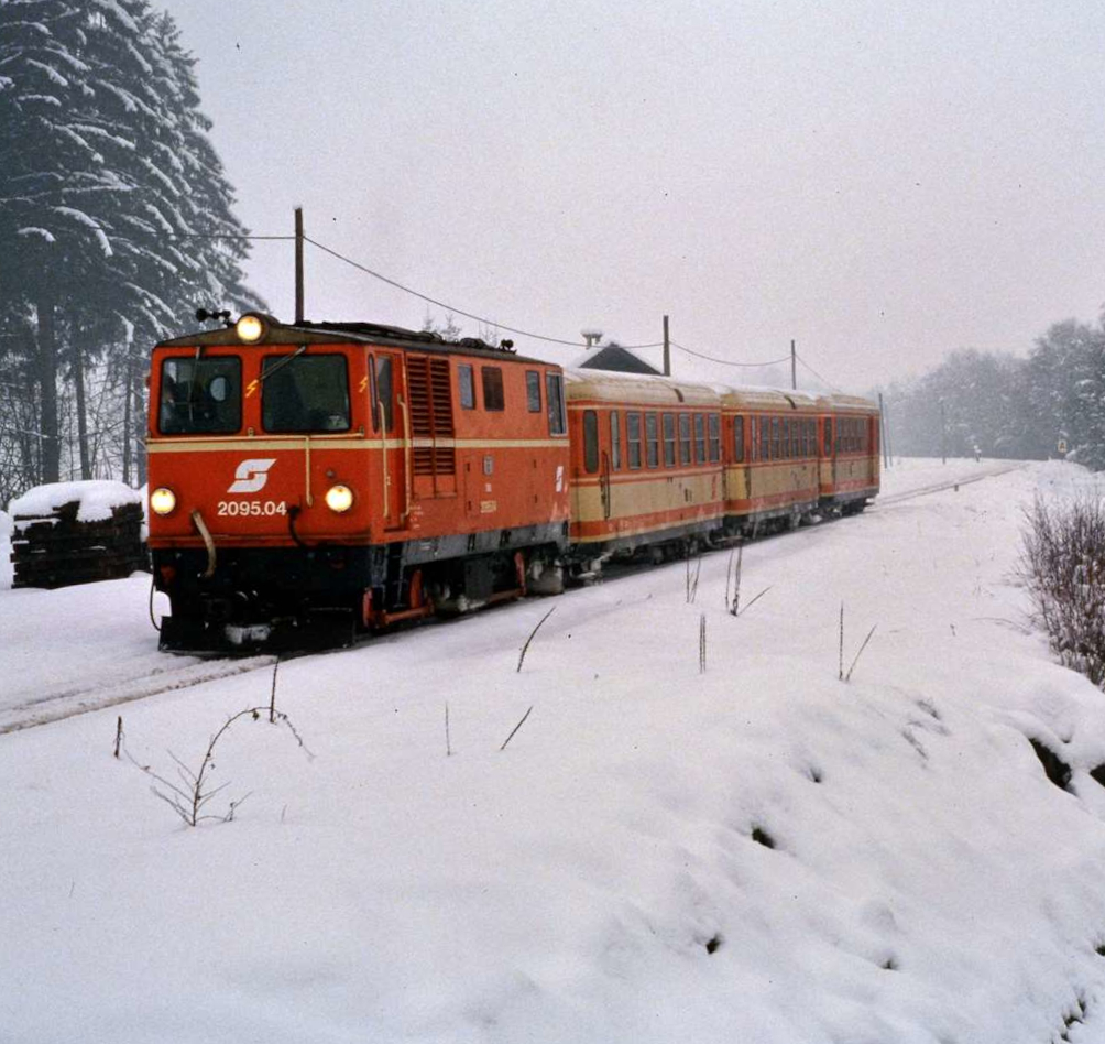 Pinzgauer Lokalbahn: ÖBB-Diesellok 2095.04 vor einem kleinen Zug im winterlichen Österreich.
Datum: 11.02.1986
