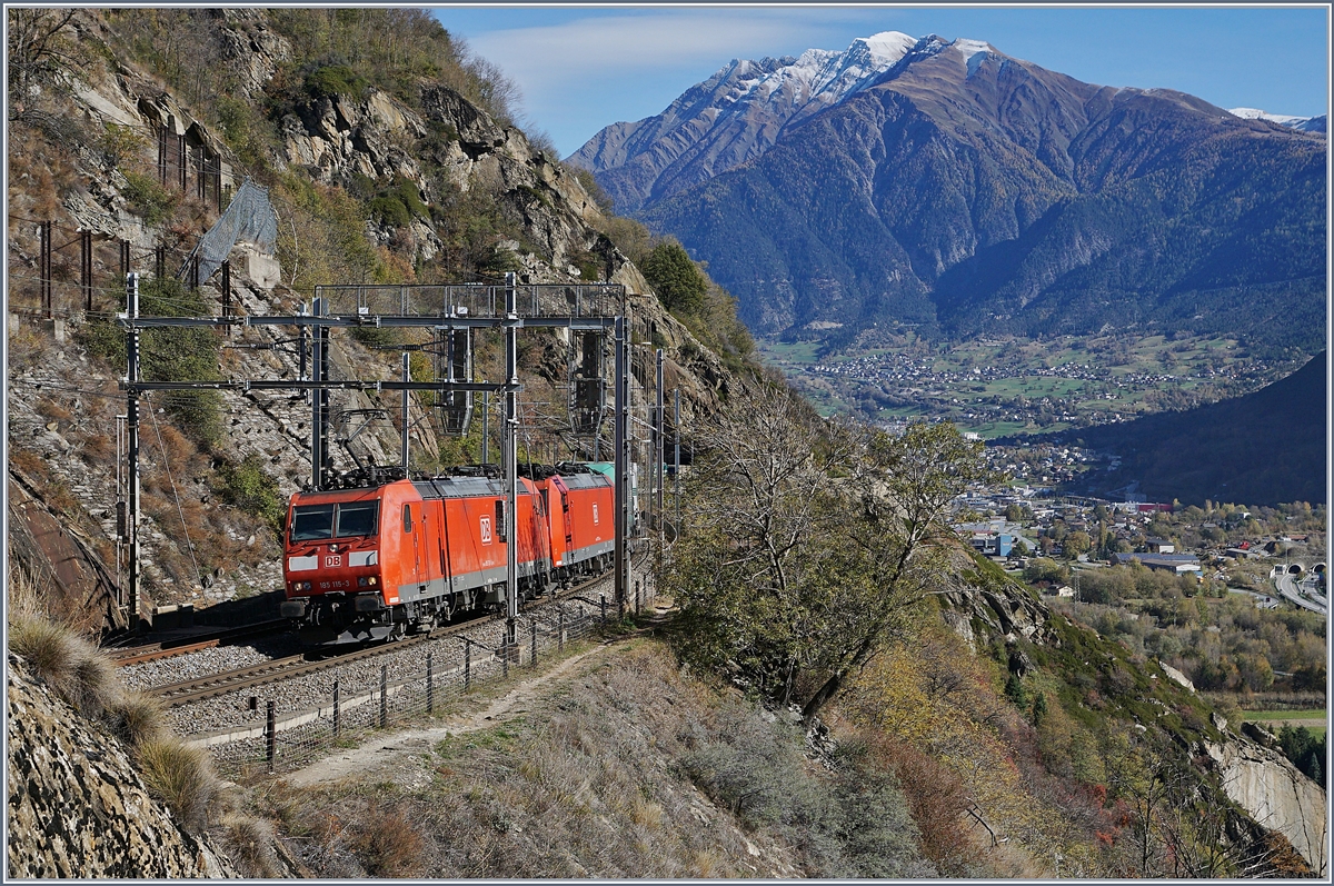 Pixelreicher Oktober - Bild 4: Starker Transitverkehr über die Simplon - Lötschbergachse lockte mich an die Südrampe und ich wurde nicht enttäuscht. praktisch stündlich fuhren interessante Güterzüge Richtung Norden. Das Bild zeigt zwei DB 185 mit der Spitzenlok 185 115-3 kurz vor Lalden.
25. Okt. 2017