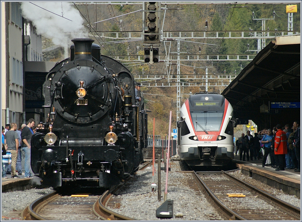 Pixelreicher Oktober - Bild 5: Besonders viel Freude bereitet mir der  Elefanten Tag  am Gotthard, und dies, obwohl solche Veranstaltungen eigentlich nicht so mein Ding sind.
Das Bild zeigt die C 5/6 2978, welche die C 5/6 2969 und B 3/4 1367 erfolgreich hinter ihrem Tender  versteckt  sowie einen TILO Flirt, welche den alltäglichen Planverkehr auf der Gotthard Panoramastrecke bestreitet. 
Göschenen, den 21. Okt. 2017