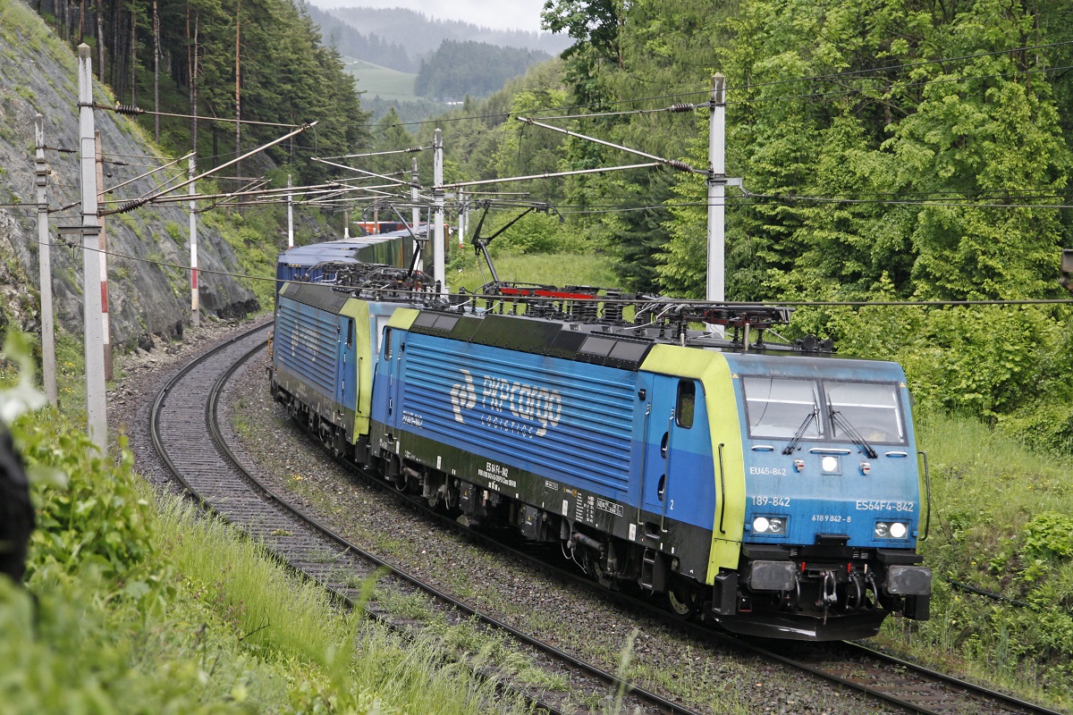 PKP 189-843 + 189-153 ziehen am 27.05.2014 einen langen Güterzug die Semmering-Nordrampe empor.