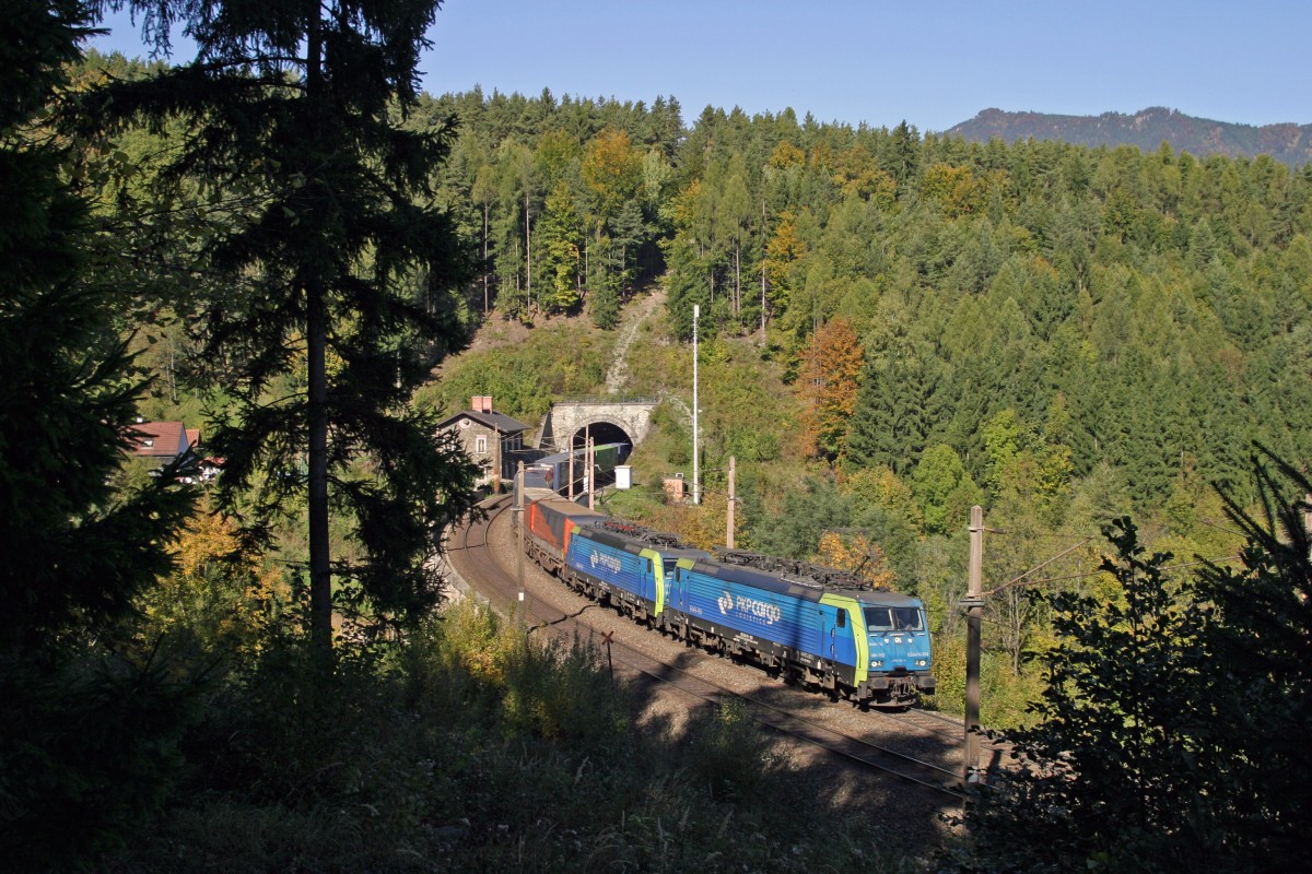 PKP 189 Tandem mit GAG-40505 beim verlassen des Pettenbach-Tunnels am Hllgraben-Viadukt zwischen Kb und Eichberg am 8.10.13
