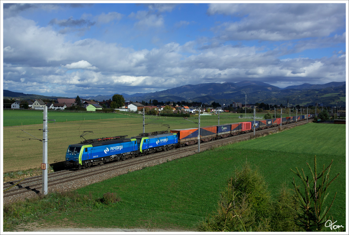 PKP Cargo 189 153 & 189 846 ziehen den Containerzug 42089 (Breclav -Villach) durch das Aichfeld.
Zeltweg 10_2013