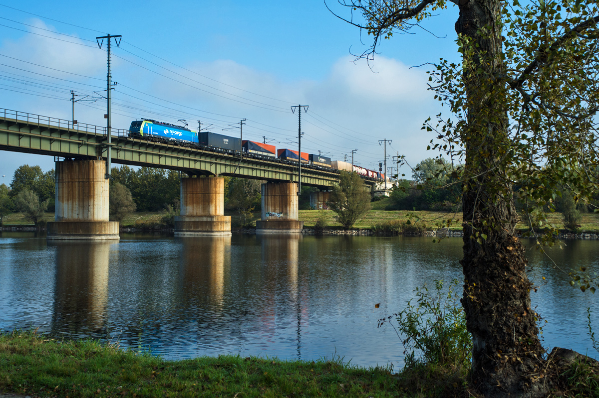 PKP Cargo 189 mit Containerzug auf der Stadlauer Ostbahnbrücke, 10.10.2014