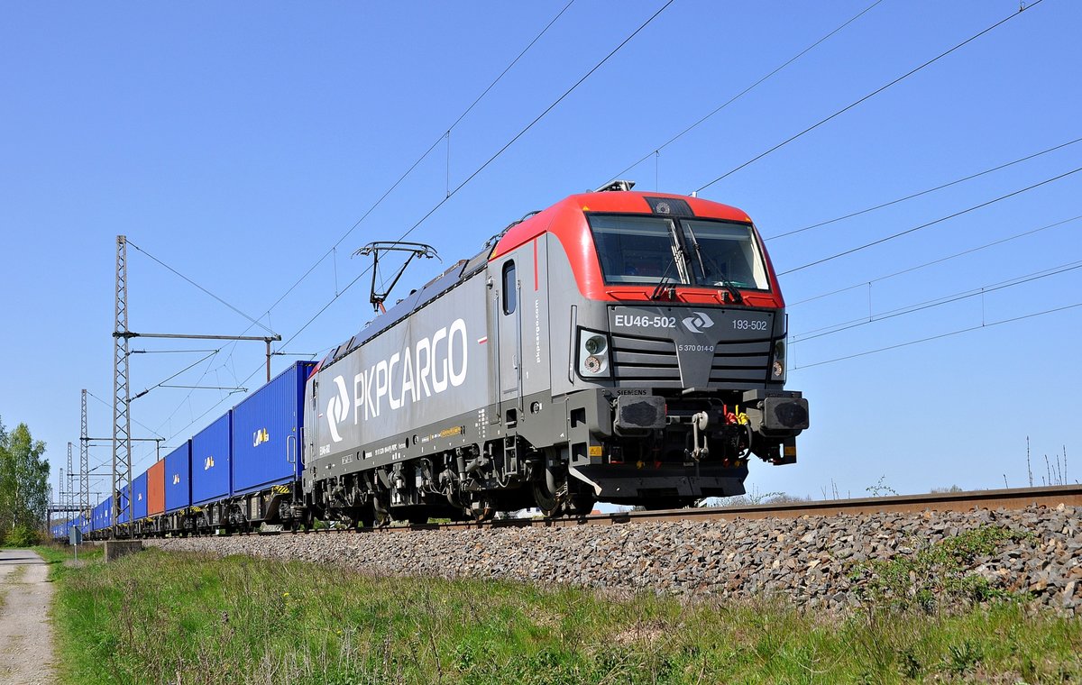 PKP Cargo EU46-502 (5370 014) ist am 21.04.16 in Dedensen-Gmmer mit einem KLV-Zug in Richtung Hannover unterwegs.