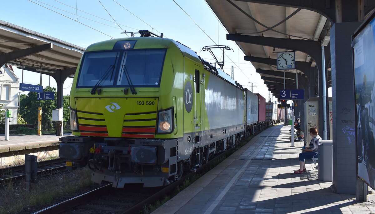 PKP CARGO INTERNATIONAL a.s., Ostrava [CZ] mit der Alpha Trains Vectron  193 590  [NVR-Nummer: 91 80 6193 590-7 D-ATLU] und einem Containerzug  am 25.06.24 Durchfahrt Bahnhof Magdeburg-Neustadt.