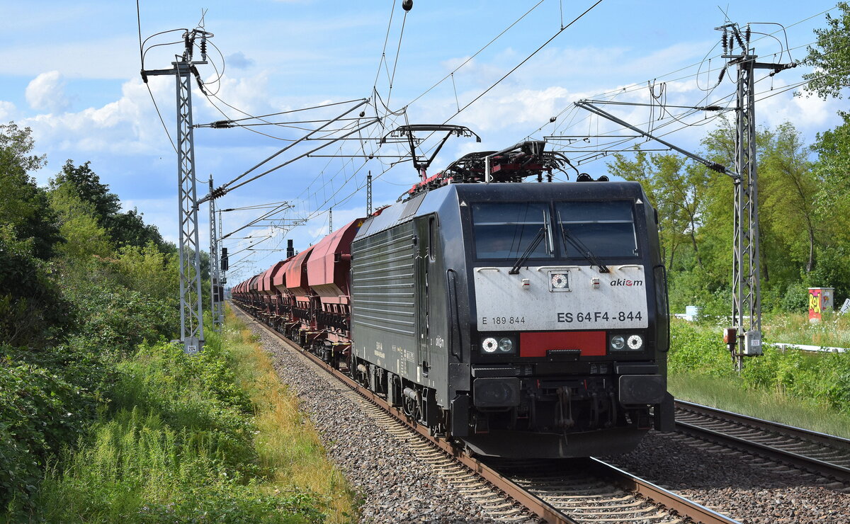 PKP Cargo Internationial a.s.  mit der Akiem Lok  189 844  [NVR-Number: 91 80 6189 844-4 D-AKIEM] und einem Ganzzug Schüttgutwagen mit Schwenkdach am 25.07.23 Durchfahrt Bahnhof Berlin-Hohenschönhausen.