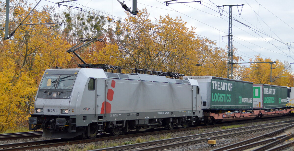 PKP Cargo mit der AKIEM SAS  186 371-1  [NVR-Nummer: 91 80 6186 371-1 D-AKIEM] und KLV-Zug Richtung Polen am 03.11.21 Golm (Potsdam).