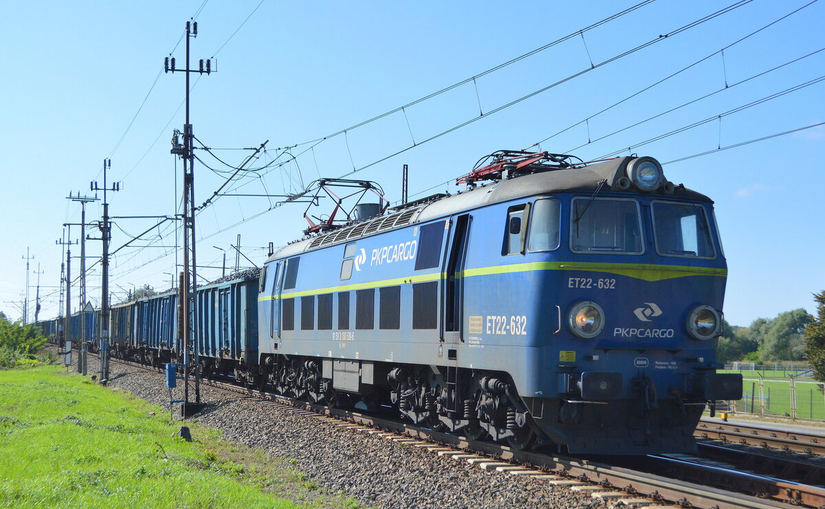 PKP Cargo mit  ET22-632  (NVR:  91 51 3 150 530-6 PL-PKPC ) und einem Ganzzug offener Drehgestell-Güterwagen mit Kohle befüllt am 14.09.21 kurz vor der Durchfahrt Bf. Kostrzyn (Polen).