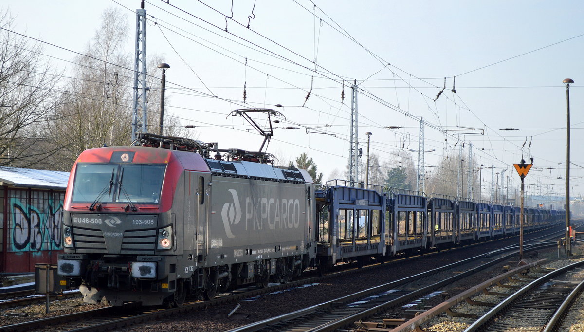 PKP Cargo mit EU46-508/193-508 mit einem leeren PKW-Transportwagen Güterzug am 07.02.18 Berlin-Hirschgarten Richtung Polen.