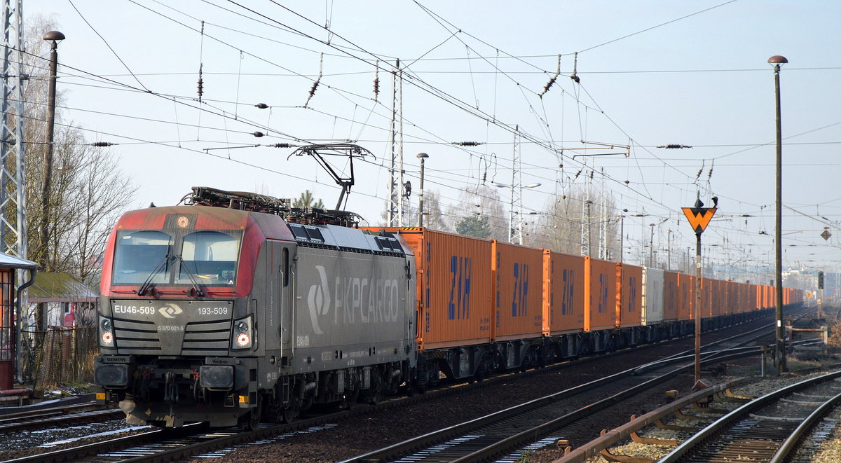 PKP Cargo mit der EU46-509/193-509 und einem Containerzug (Chinesische Container auf dem Rückweg nach China über Polen) Richtung Polen am 07.02.18 Berlin-Hirschgarten.