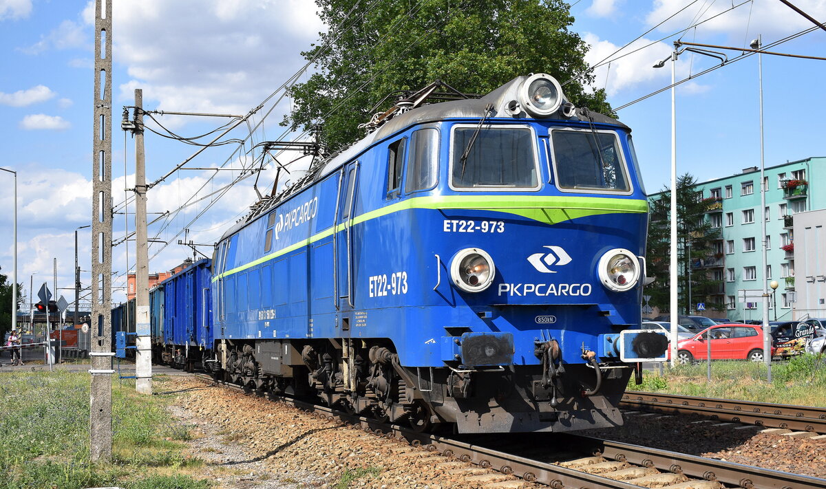 PKP Cargo mit ihrer E-Lok   ET22-973  (NVR:  91 51 3 150 226-1 PL-PKPC ) und einem Ganzzug Hochbordwagen am 14.07.23 Höhe Bahnhof Kostrzyn nad Odrą.