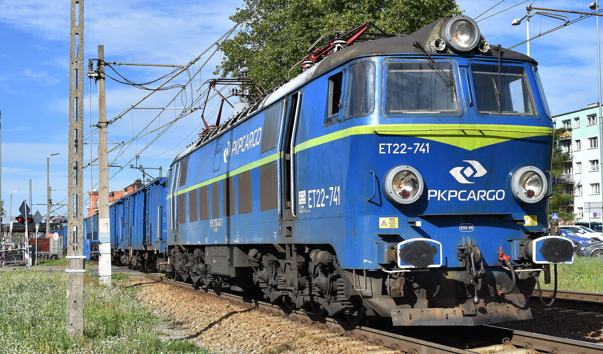 PKP Cargo mit ihrer  ET22-741  (NVR:  91 51 3 150 447-3 PL-PKPC ) und einem Ganzzug Hochbordwagen am 05.09.23 Durchfahrt Bahnhof Kostrzyn nad Odrą.