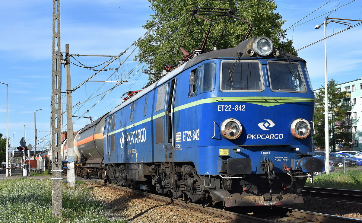 PKP Cargo mit ihrer  ET22-842  (NVR:   91 51 3 150 353-3 PL-PKPC ) und einem Ganzzug Druckgaskesselwagen (Ammoniak, wasserfrei) am 05.09.23 Durchfahrt Bahnhof Kostrzyn nad Odrą.