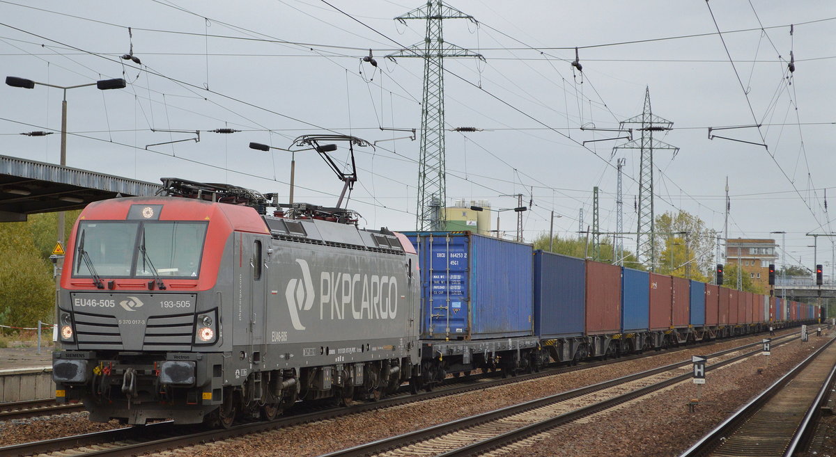 PKP CARGO S.A. mit  EU46-505  [NVR-Number: 91 51 5370 017-3 PL-PKPC] und Containerzug am 04.10.18 Bf. Flughafen Berlin-Schönefeld.