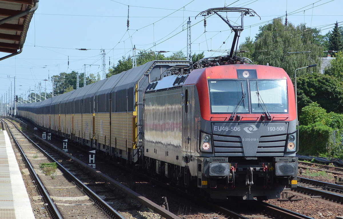 PKP CARGO S.A. mit  EU46-506  [NVR-Nummer: 91 51 5370 018-1 PL-PKPC] und (sehe ich hier vor Ort das erste Mal) einem PKW-Transportzug als Ganzzug mit von der Fa. ARS	geschlossenen Wageneinheiten für den Kfz-Transport der Wagengattung Hccrrs, ob sich darin die üblichen FIAT 500 aus polnischer Produktion oder VW Nutzfahrzeuge befanden (mir unbekannt), 25.07.19 Berlin-Hirschgarten. 