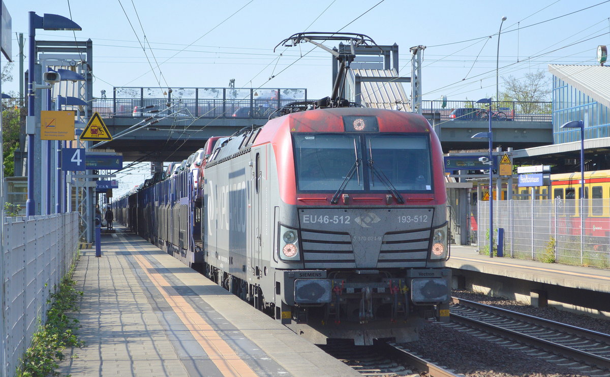 PKP CARGO S.A. mit  EU46-512  [NVR-Nummer: 91 51 5370 024-9 PL-PKPC] und PKW-Transportzug Richtung Polen am 24.04.19 Durchfahrt Bf. Berlin-Hohenschönhausen.