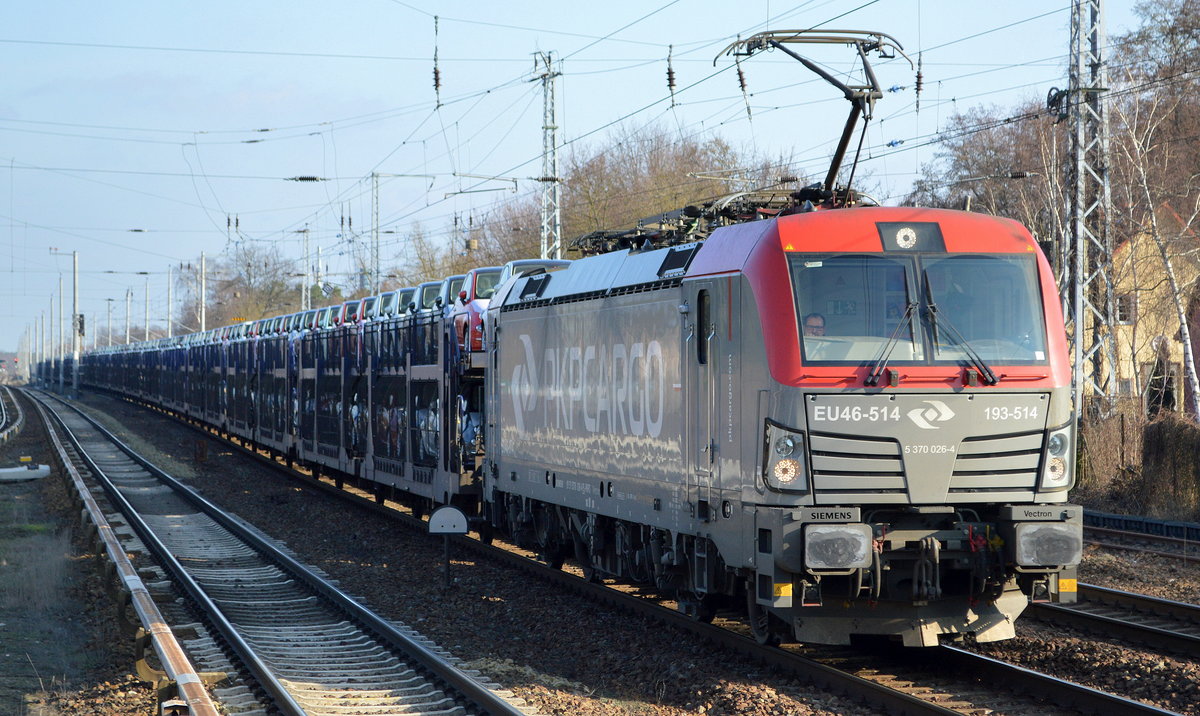 PKP CARGO S.A. mit  EU46-514  [NVR-Number: 91 51 5370 026-4 PL-PKPC] und PKW-Transportzug mit in Polen produzierten FIAT 500 PKW Modellen am 14.02.19 Berlin-Hirschgarten.