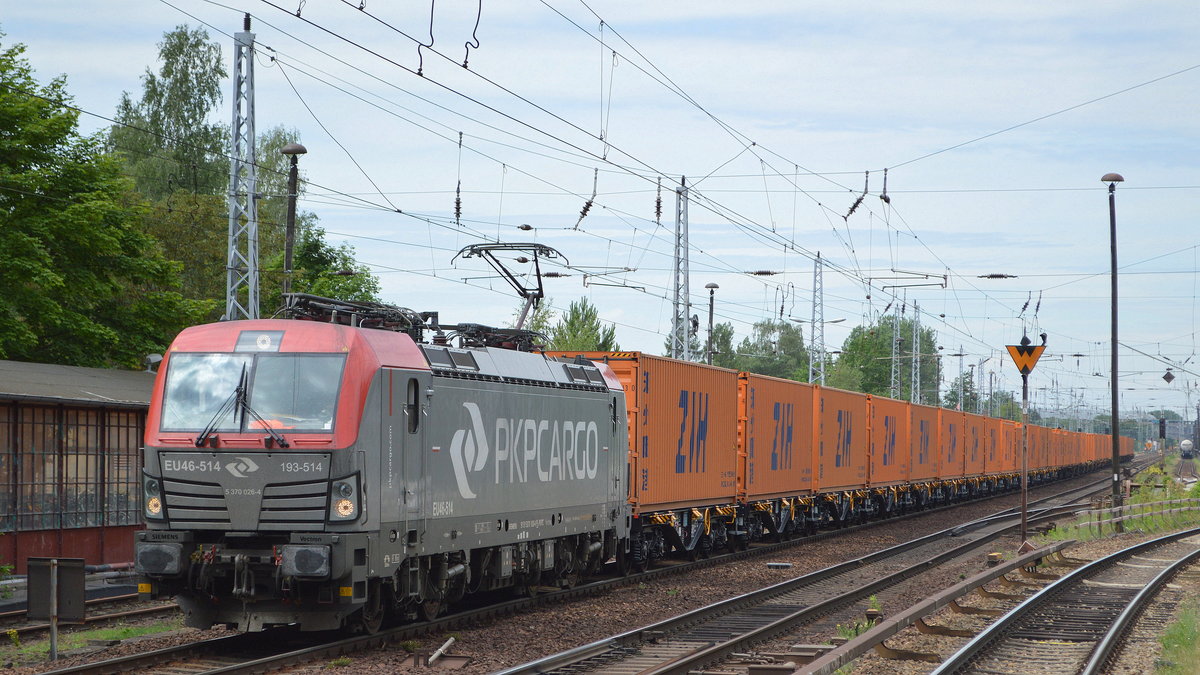 PKP CARGO S.A. mit  EU46-514  [NVR-Nummer: 91 51 5370 026-4 PL-PKPC] und Containerzug Richtung Polen am 20.06.19 Berlin Hirschgarten.