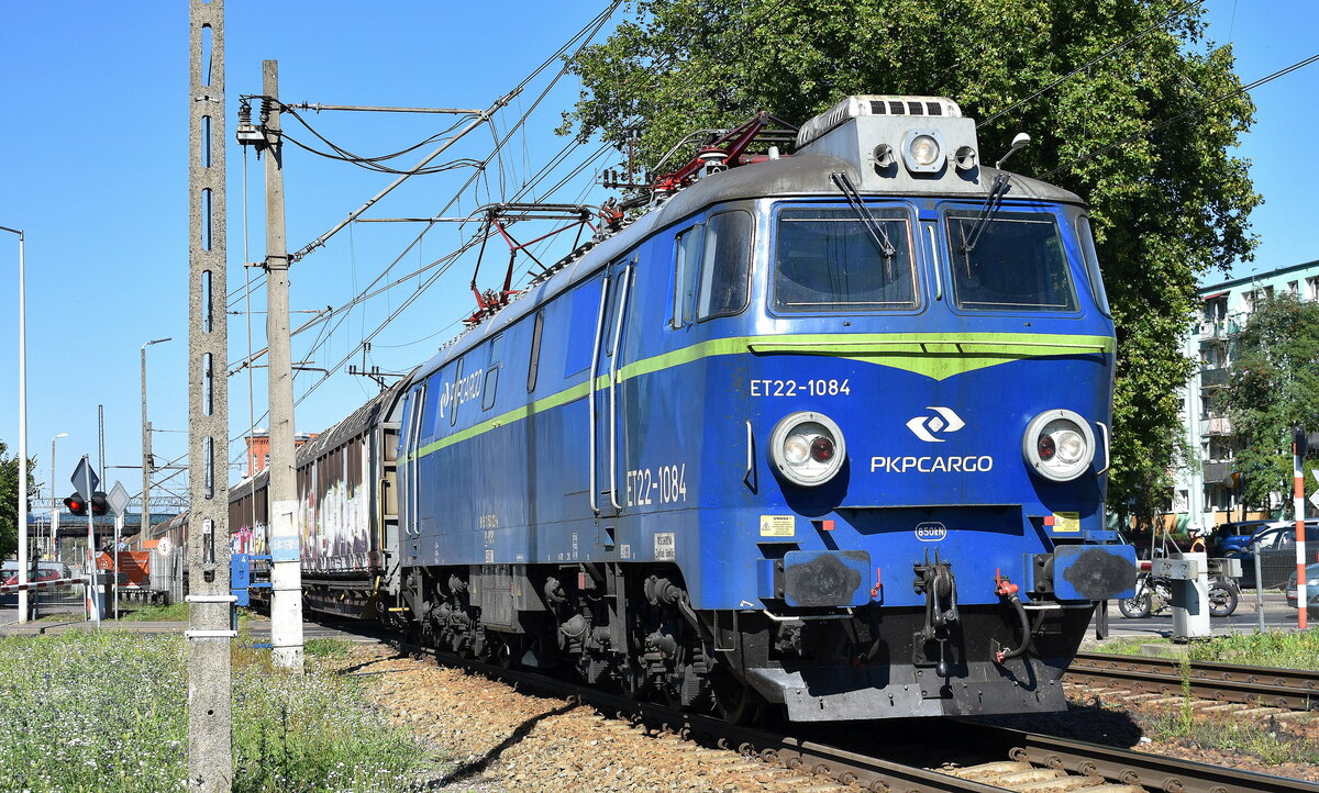 PKP Cargo S.A., Warszawa mit ihrer  ET22-1084  (NVR:  91 51 3 150 121-4 PL-PKPC ) und einem Ganzzug Schiebewandwagen am 06.09.23 Durchfahrt Bahnhof Kostrzyn nad Odrą.